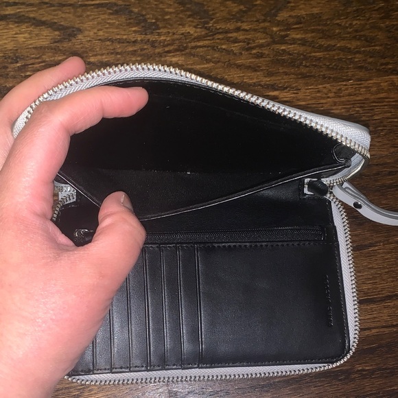 Marc Jacobs Empire City Travel Wallet with Strap light gray - Picture 14 of 16